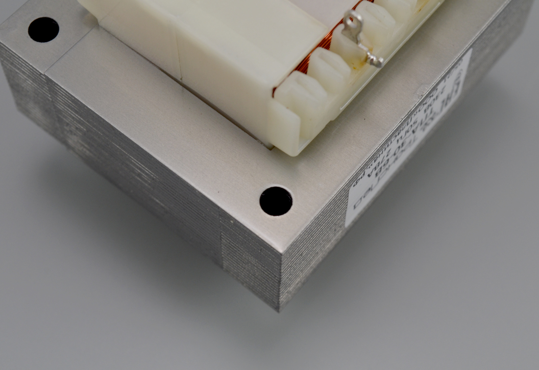 Для крепления в магнитопроводе сделано 4 отверстия диаметром 4 мм